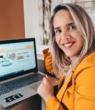 Angélica Gevaerd ao lado de um notebook com uma página de marketplace aberta