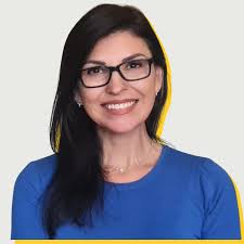 Marcia Macedo, sorrindo e usando óculos